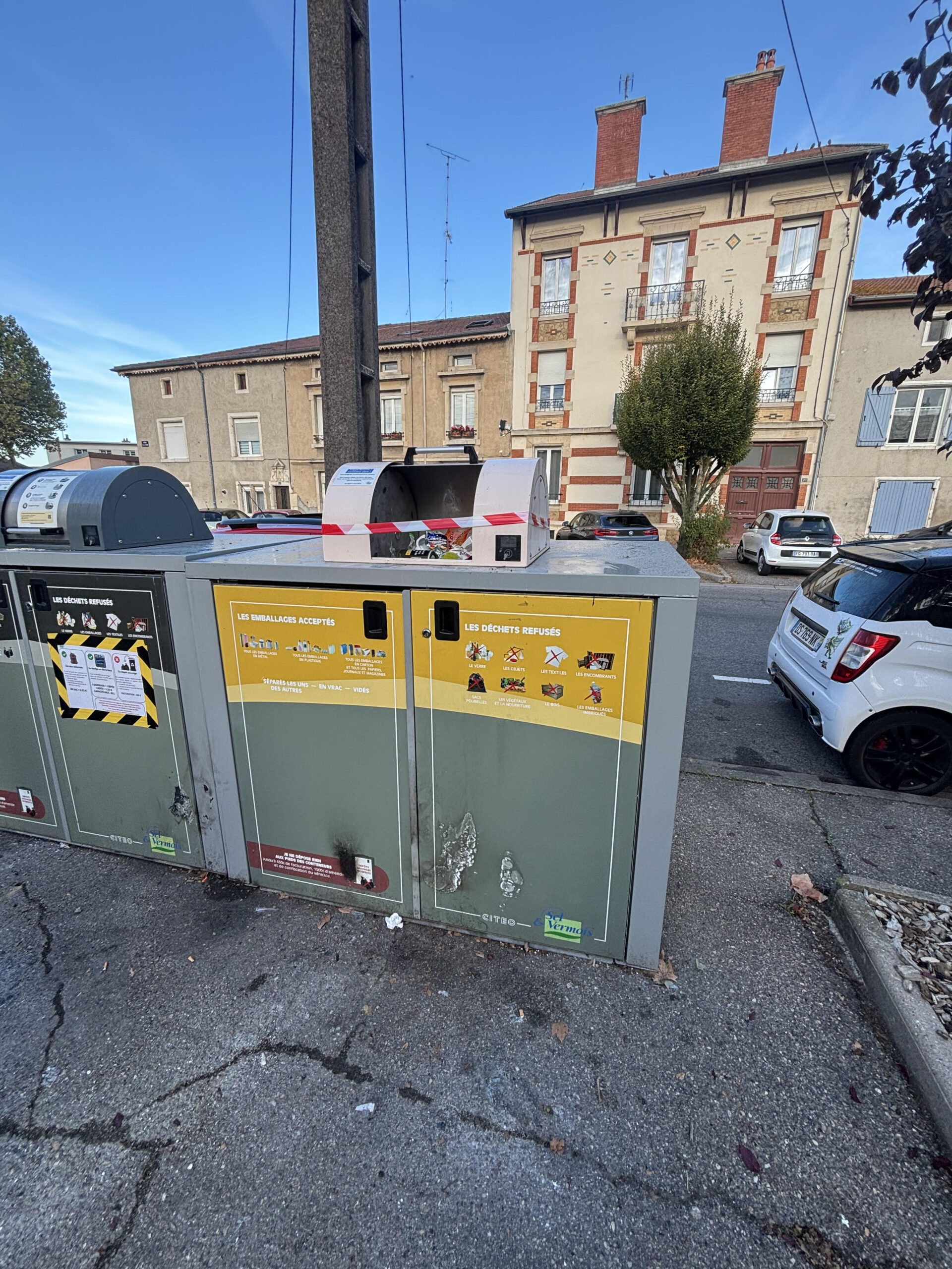Bac de tri hors service rue du Colonel Fabien